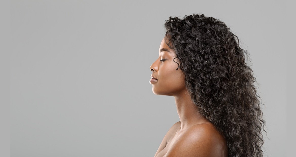 Aposte em uma rotina de cuidados para deixar o cabelo cacheado